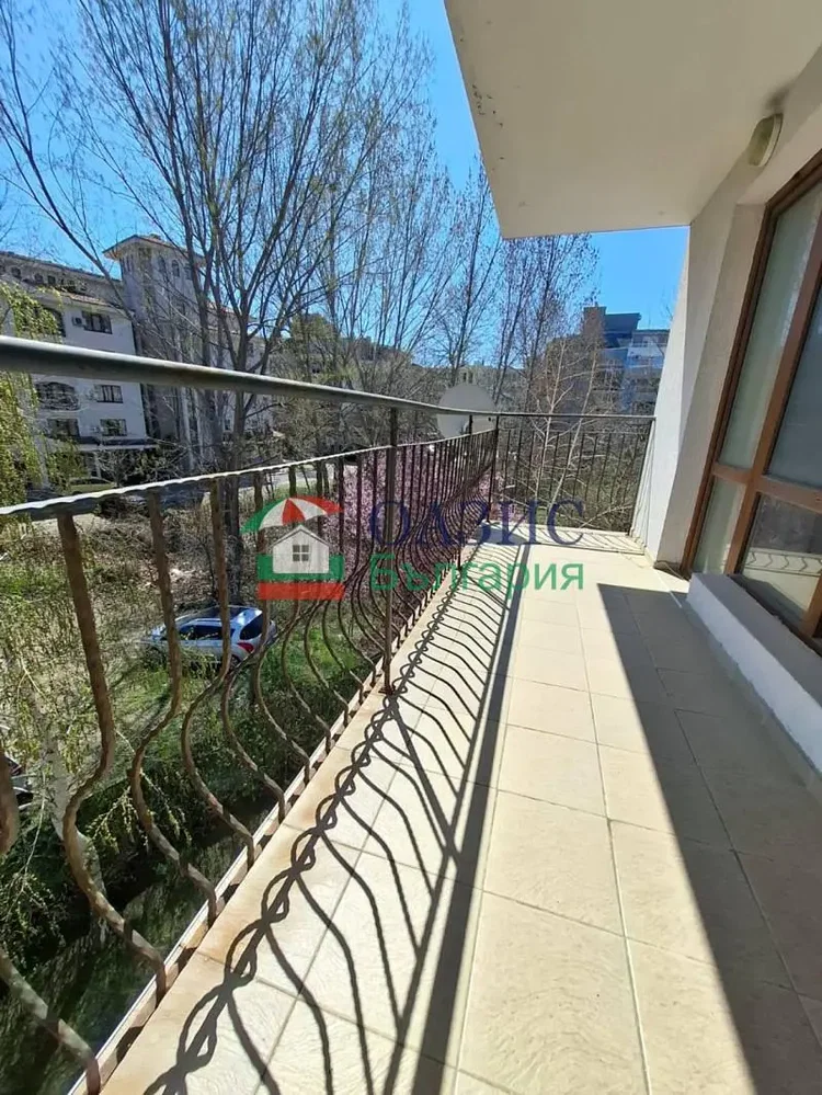Balkon; podłoga z płytek, widok, światło dzienne
