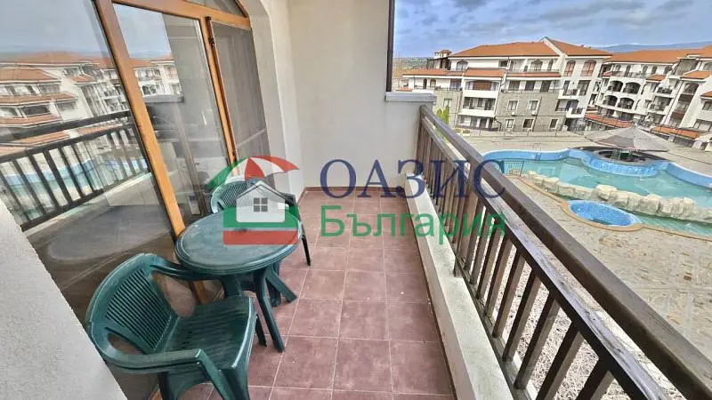 Balcone; vista, pavimento in piastrelle