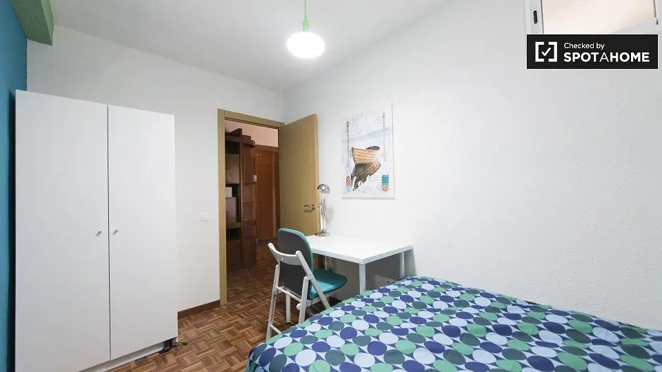 Schlafzimmer; holzboden, tageslicht