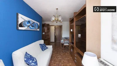 Oturma odası; ahşap zemin, doğal ışık, modern stil