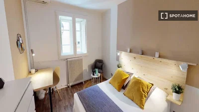 Slaapkamer; natuurlijk licht, houten vloer, moderne stijl