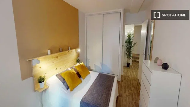 Camera da letto; pavimento in legno, luce naturale, stile moderno