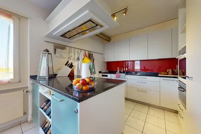 Cuisine; électroménager, carrelage, lumière naturelle