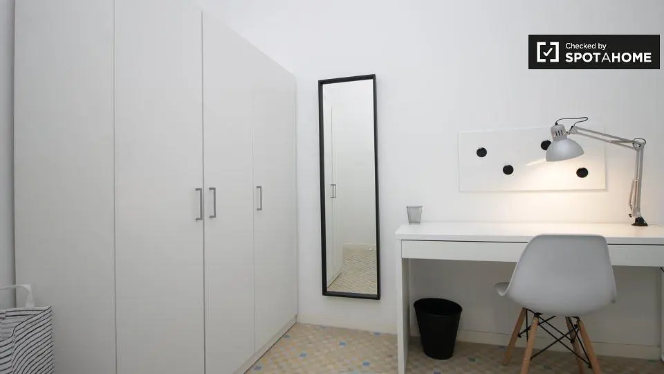 Schlafzimmer; holzboden, tageslicht, moderner stil