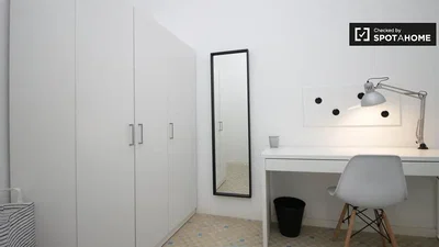 Schlafzimmer; holzboden, tageslicht, moderner stil