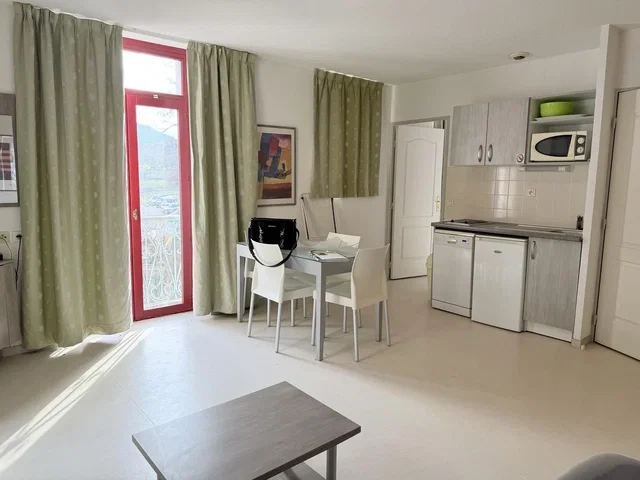 Κουζίνα; θέα, συσκευές κουζίνας, φυσικό φως, πλακάκια