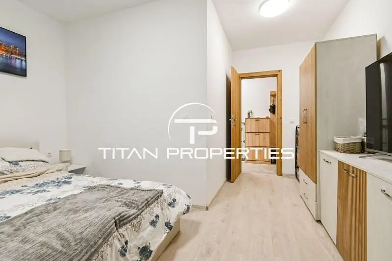 Camera da letto; luce naturale, pavimento in legno, stile moderno