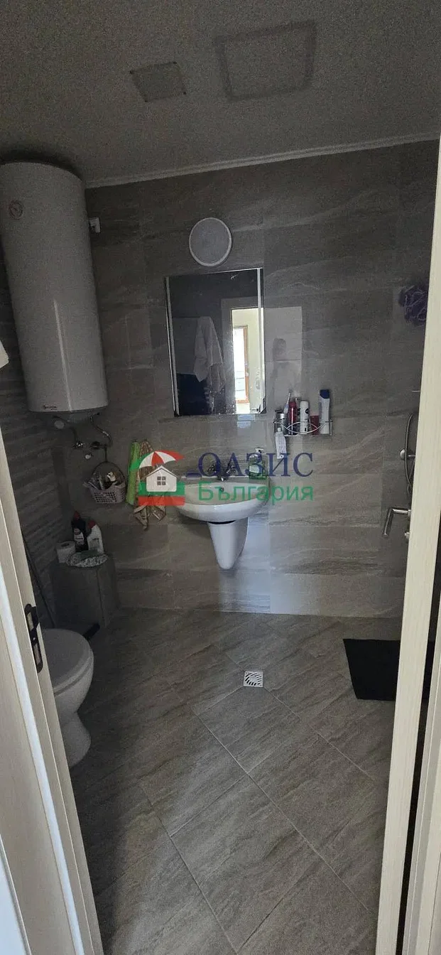 Toilet; tegelvloer, gerenoveerd, natuurlijk licht