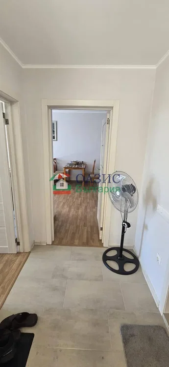 Garderobe; tegelvloer, houten vloer