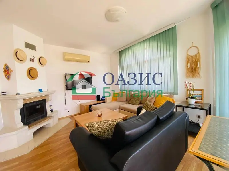 Woonkamer; open haard, houten vloer, natuurlijk licht, moderne stijl