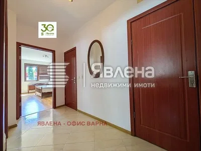 Salón; suelo de baldosas, luz natural