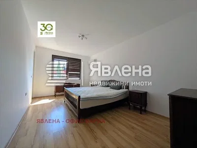 Dormitorio; suelo de madera, luz natural