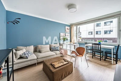 Living room; natural light, wood floor, modern style