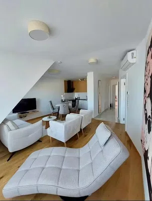 Woonkamer; houten vloer, natuurlijk licht, moderne stijl