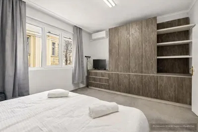 Spavaća soba; prirodno svjetlo, drvene grede, renoviran