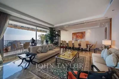 Σαλόνι; θέα, ξύλινο πάτωμα, φυσικό φως, μοντέρνο στυλ