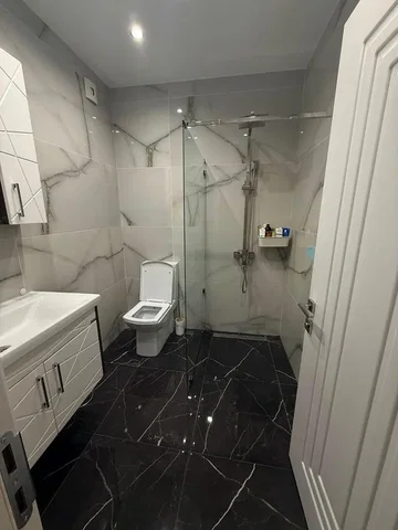 Тоалетна; плочки, естествена светлина