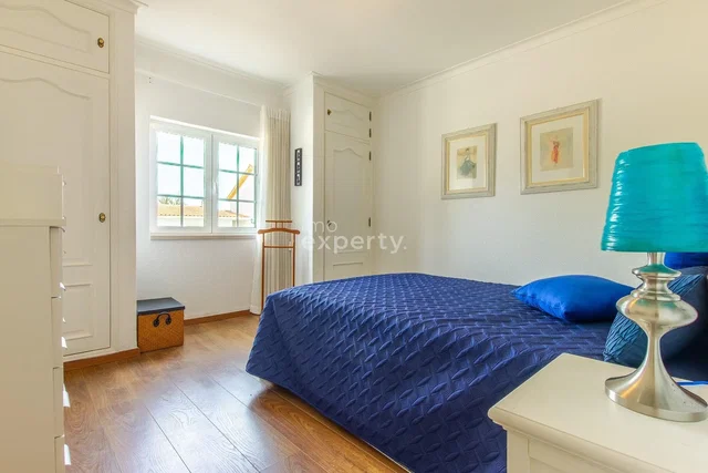 Camera da letto; pavimento in legno, luce naturale