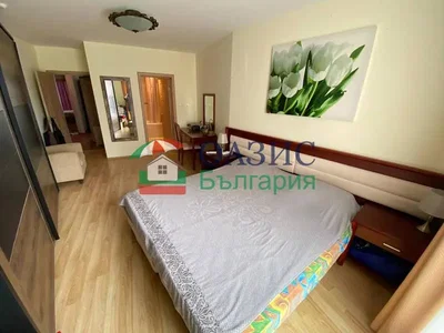 Camera da letto; pavimento in legno, luce naturale