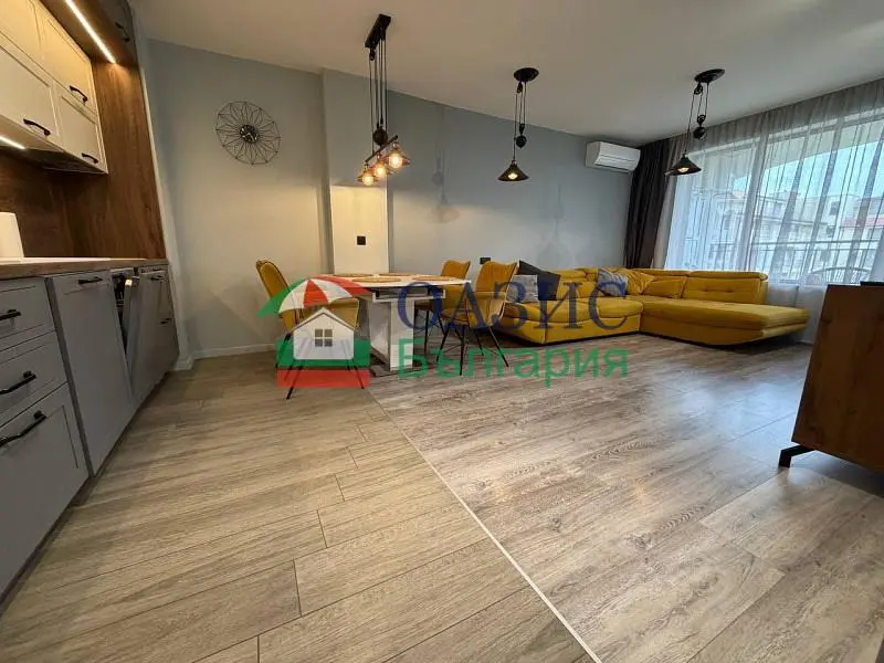 Living room; wood floor, natural light, modern style