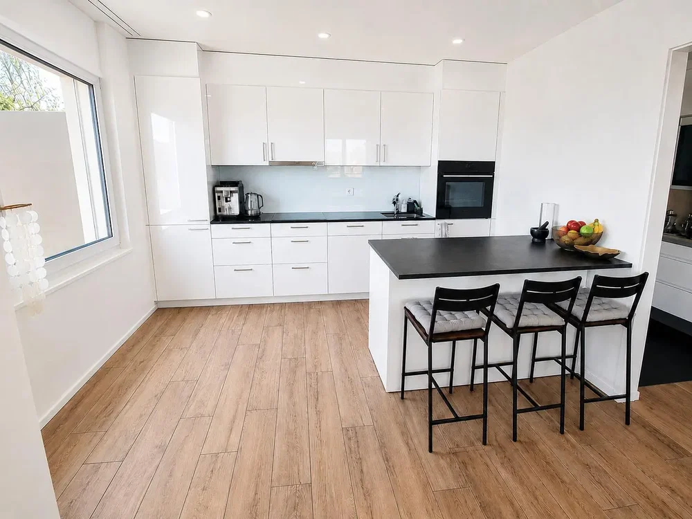 Keuken; keukenapparatuur, houten vloer, natuurlijk licht, moderne stijl