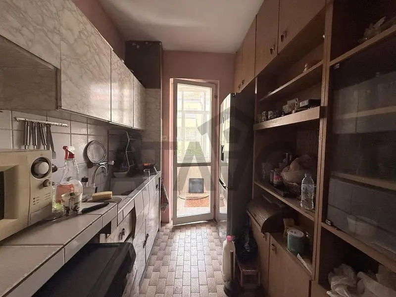 Кухня; плочки, нуждае се от ремонт, кухненски уреди