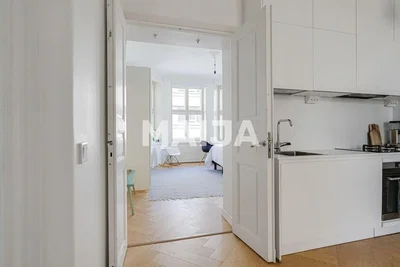 Cucina; elettrodomestici, pavimento in piastrelle, luce naturale