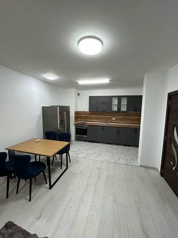 Kuhinja; kućanski aparati, drveni pod, prirodna svjetlost
