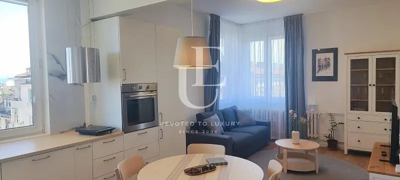 Dnevni boravak; kućanski aparati, prirodna svjetlost, moderan stil