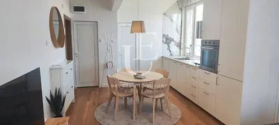 Kuhinja; kućanski aparati, prirodna svjetlost, moderan stil