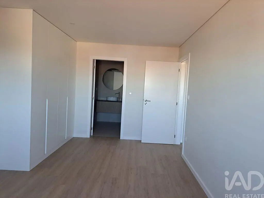 Dormitorio; suelo de madera, luz natural