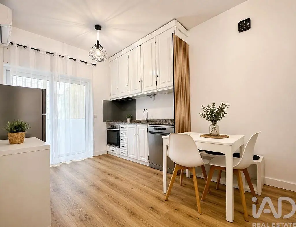 Cuisine; électroménager, parquet, lumière naturelle, style moderne