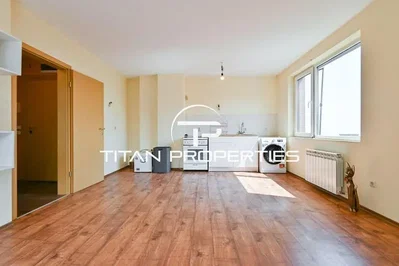 Woonkamer; houten vloer, natuurlijk licht, renovatie nodig