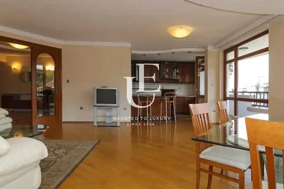 Wohnzimmer; holzboden, tageslicht, moderner stil