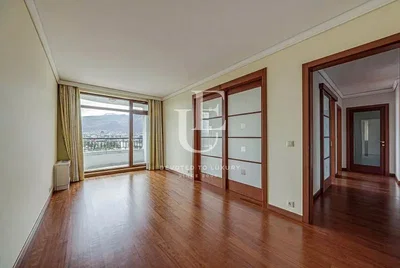Salon; vue, parquet, lumière naturelle