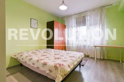 Quarto; chão de madeira, luz natural