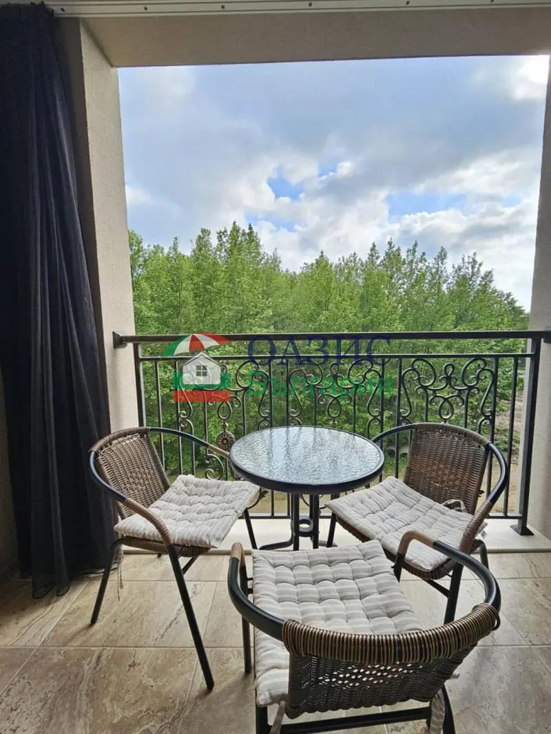 Balkon; razgled, talne ploščice, naravna svetloba