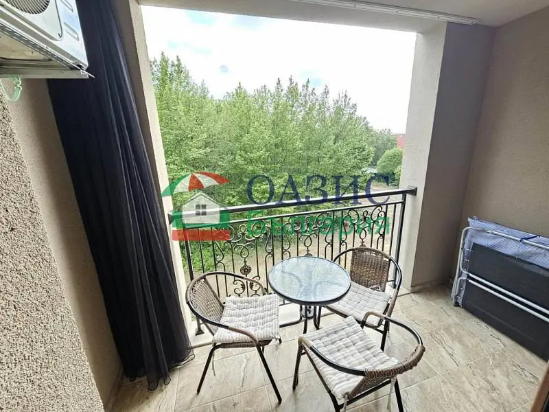 Balkon; razgled, talne ploščice, naravna svetloba