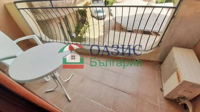 Balkon; podłoga z płytek, widok