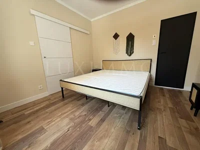 Spavaća soba; drveni pod, prirodna svjetlost