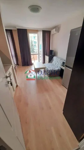 Dnevna soba; lesena tla, naravna svetloba, kuhinjski aparati