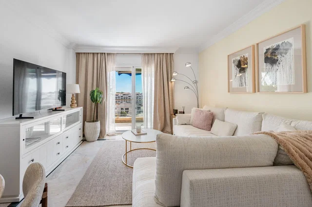 Soggiorno; vista, luce naturale, stile moderno