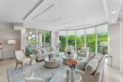 Woonkamer; uitzicht, natuurlijk licht, moderne stijl, hoge plafonds