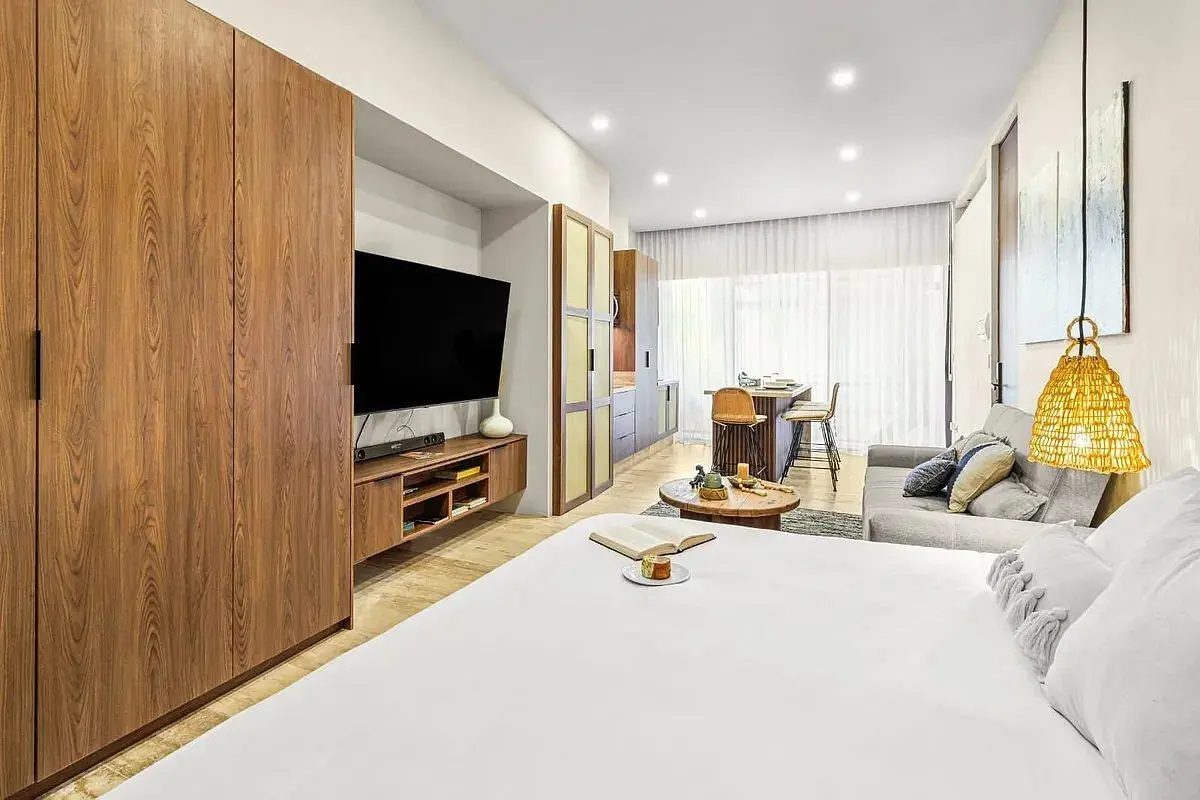 Camera da letto; luce naturale, stile moderno, pavimento in legno