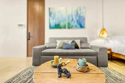 Soggiorno; luce naturale, stile moderno, pavimento in legno