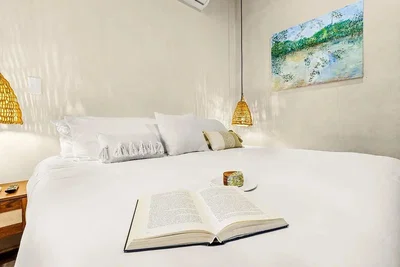 Camera da letto; luce naturale, stile moderno