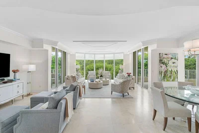 Woonkamer; uitzicht, tegelvloer, natuurlijk licht, moderne stijl