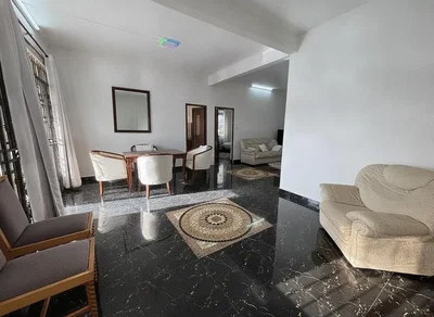 Salon; podłoga z płytek, światło dzienne