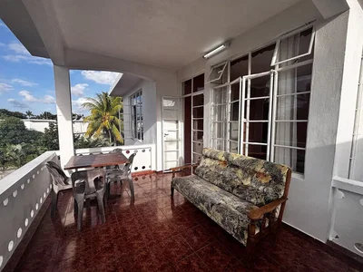 Balcon; vue, carrelage, lumière naturelle