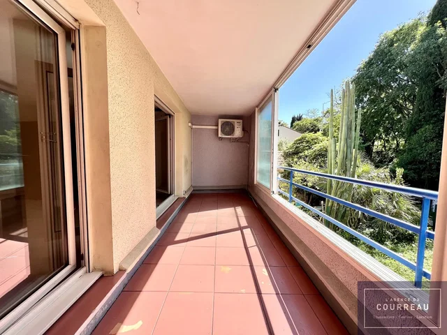 Balkon; fayans zemin, doğal ışık, manzara
